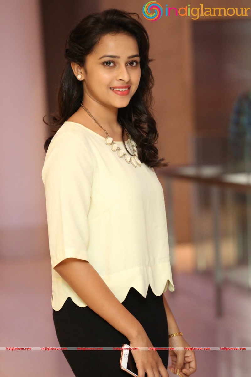 Sri Divya Photos Actress hd photo