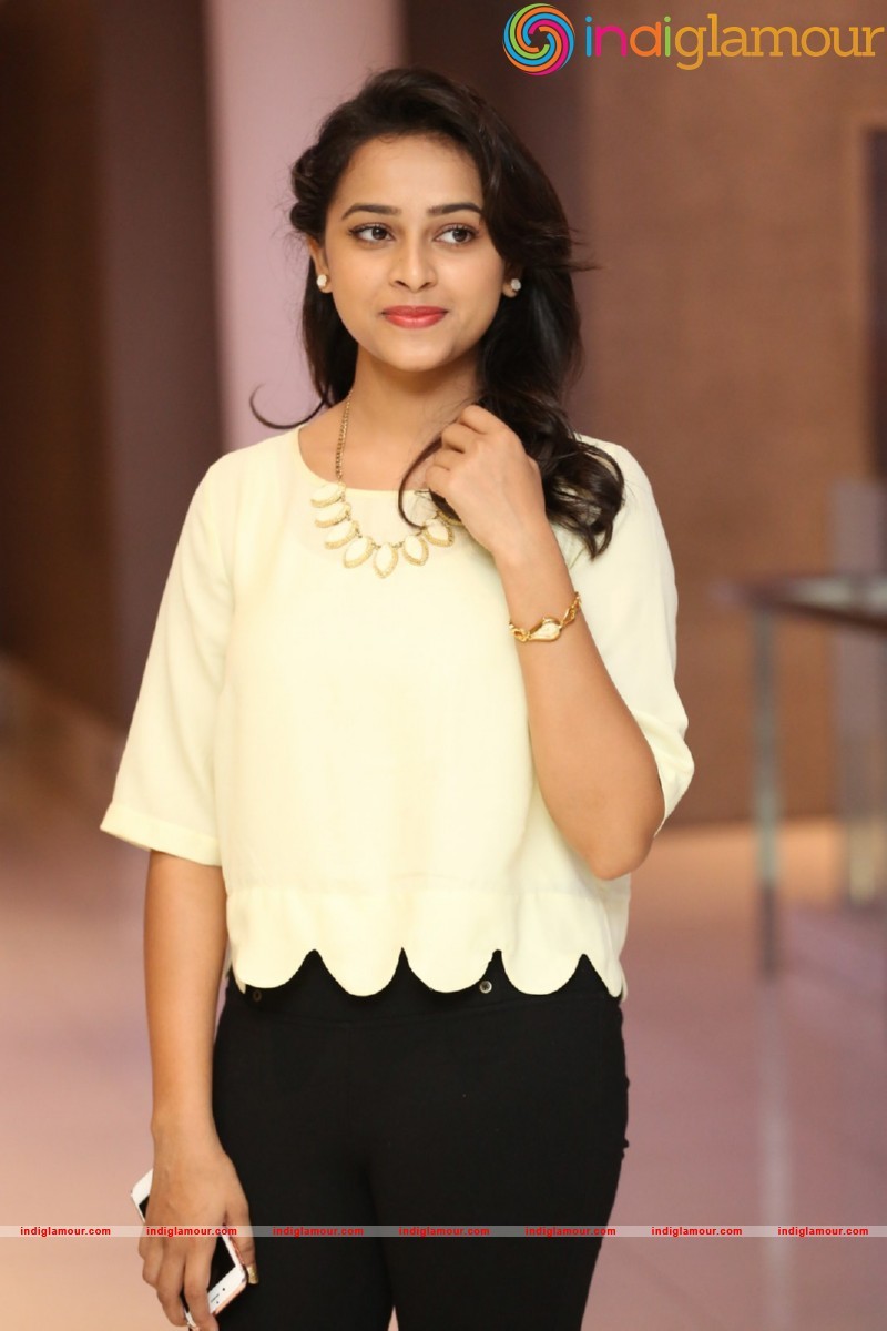 Sri Divya Photos Actress hd photo