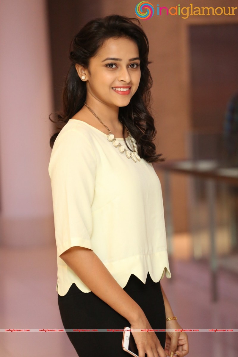 Sri Divya Photos Actress hd photo