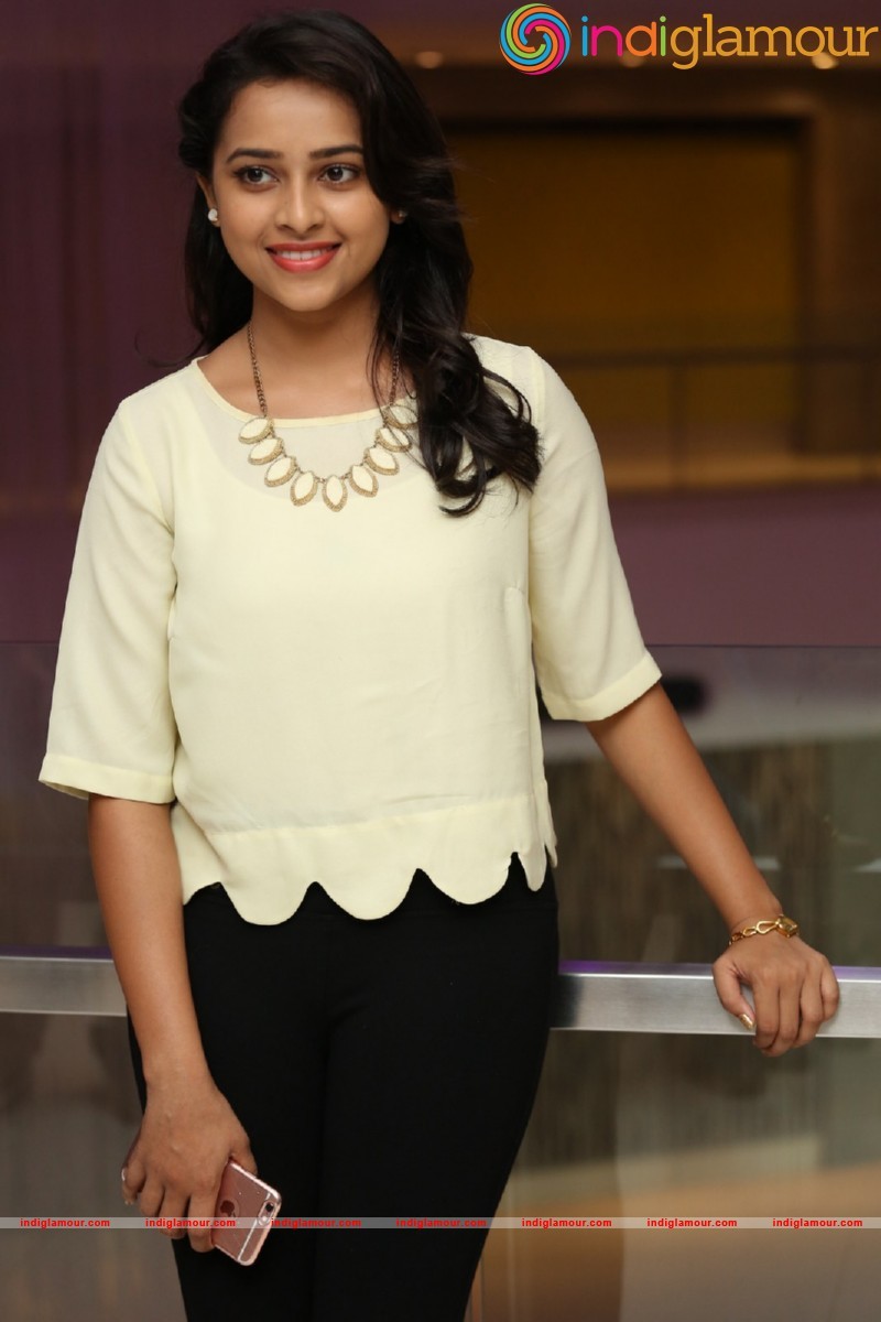 Sri Divya Photos Actress hd photo