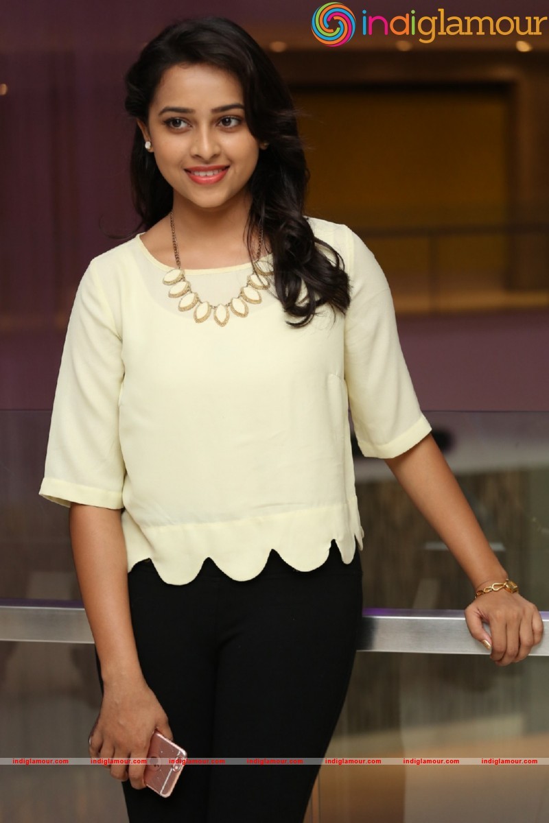 Sri Divya Photos Actress hd photo