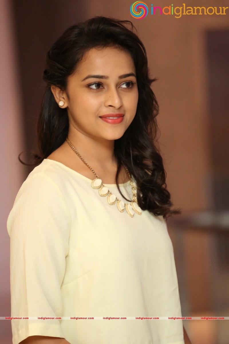 Sri Divya Photos Actress hd photo