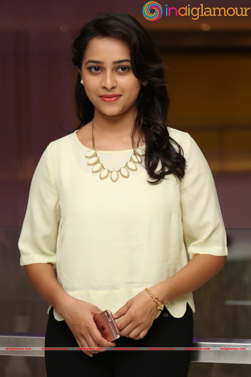 Sri Divya Photos Actress hd photo