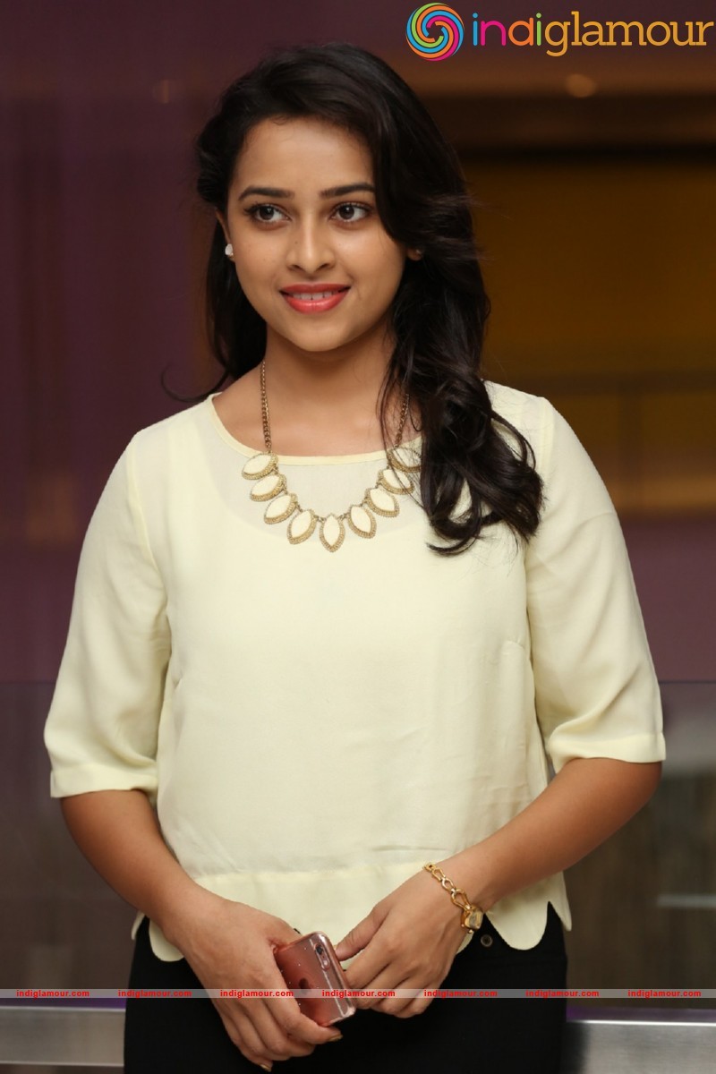 Sri Divya Photos Actress hd photo