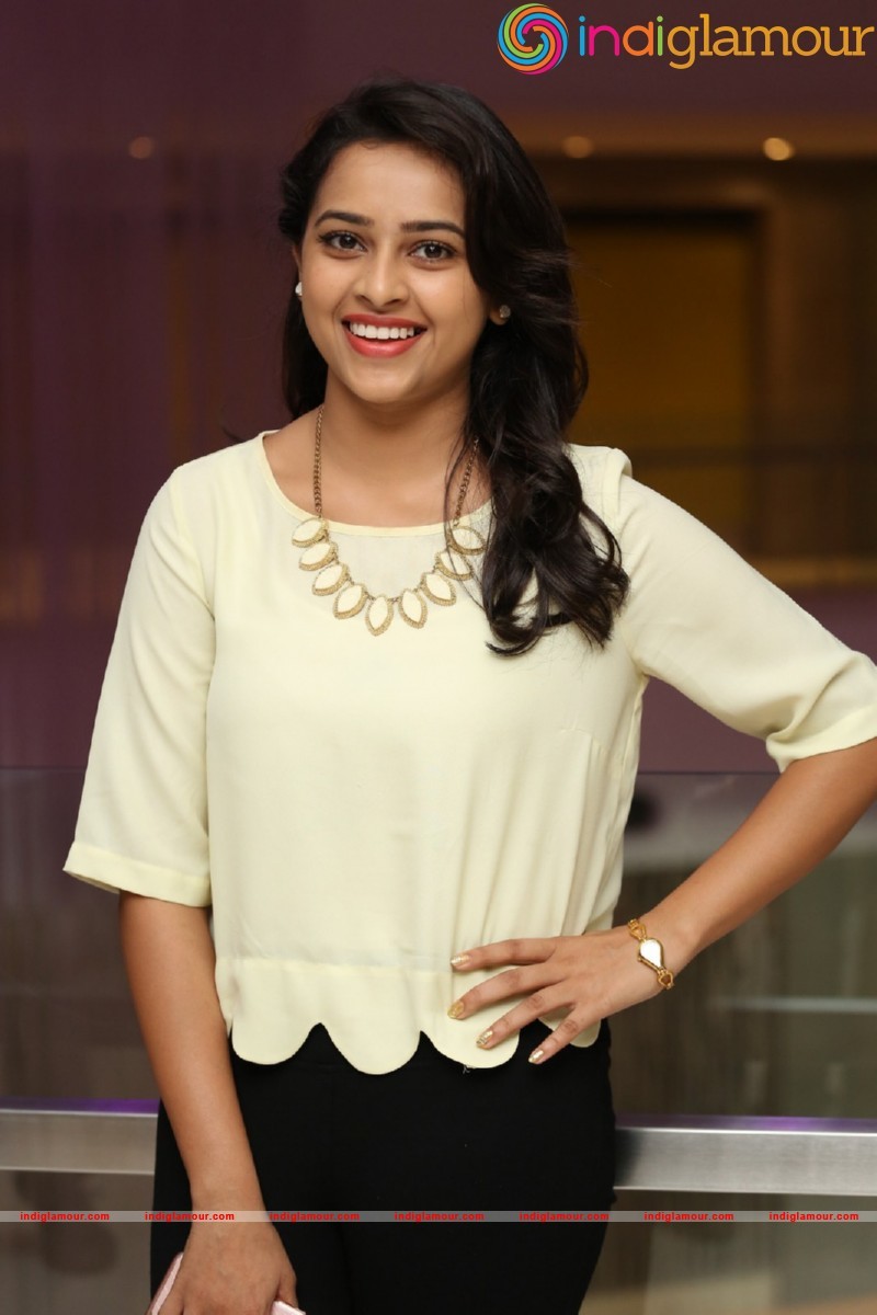 Sri Divya Photos Actress hd photo