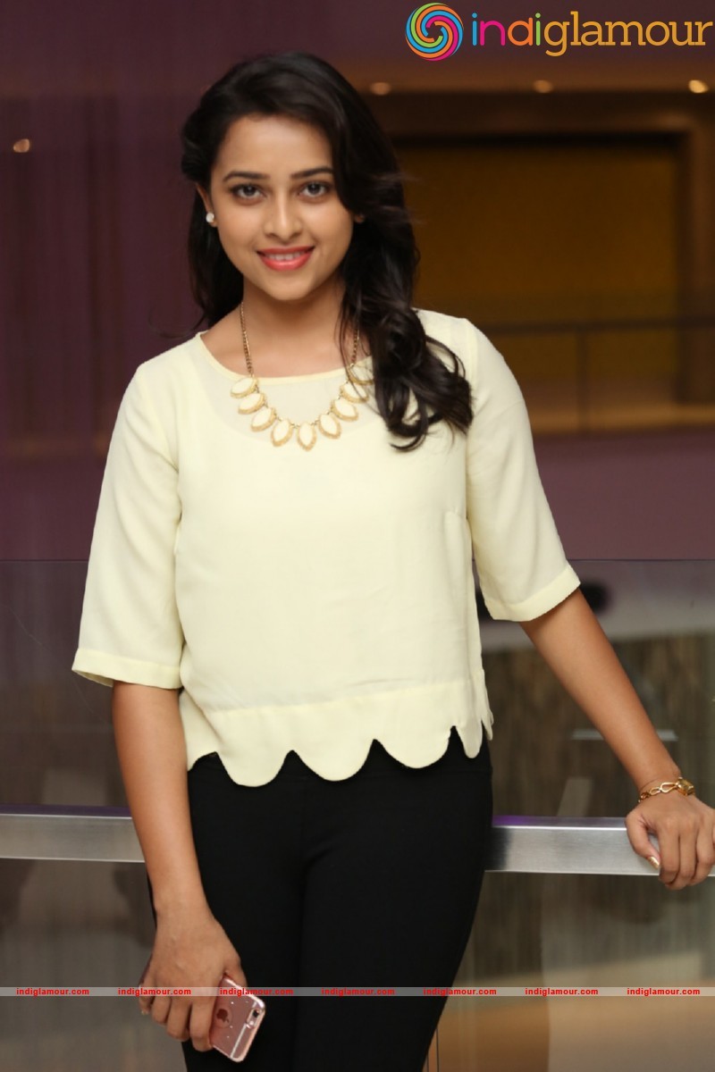 Sri Divya Photos Actress hd photo