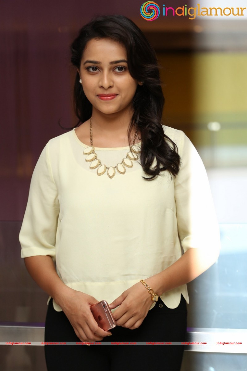 Sri Divya Photos Actress hd photo
