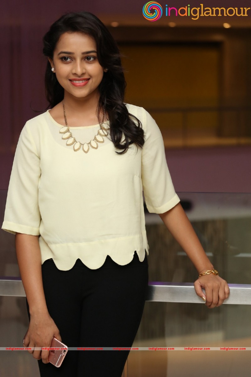 Sri Divya Photos Actress hd photo