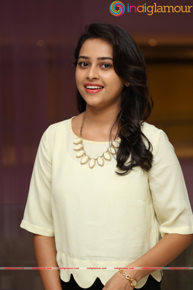 Sri Divya Photos Actress hd photo