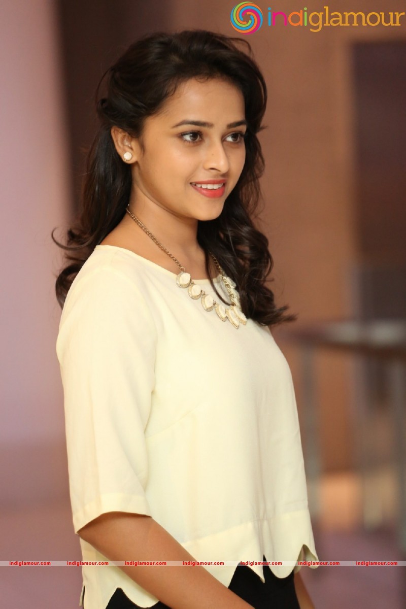 Sri Divya Photos Actress hd photo