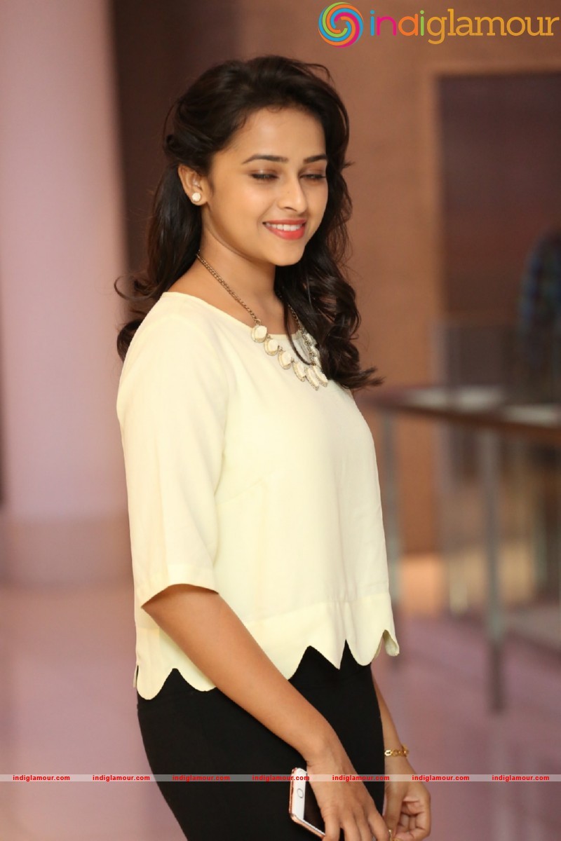Sri Divya Photos Actress hd photo