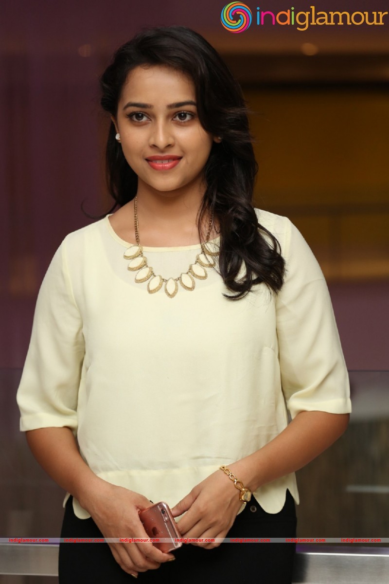 Sri Divya Photos Actress hd photo