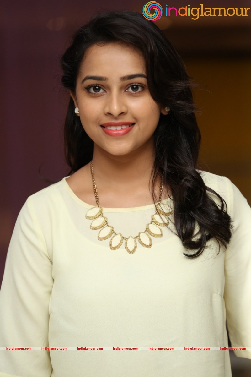 Sri Divya Photos Actress hd photo