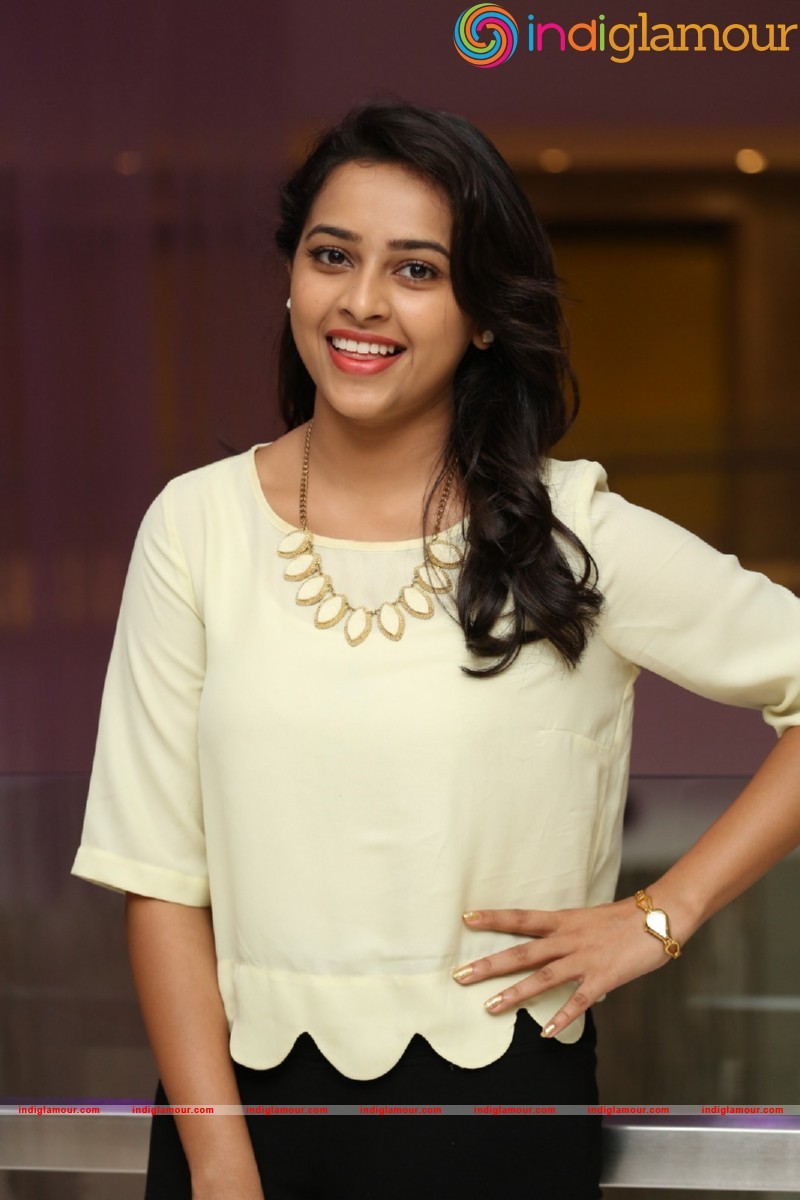 Sri Divya Photos Actress hd photo