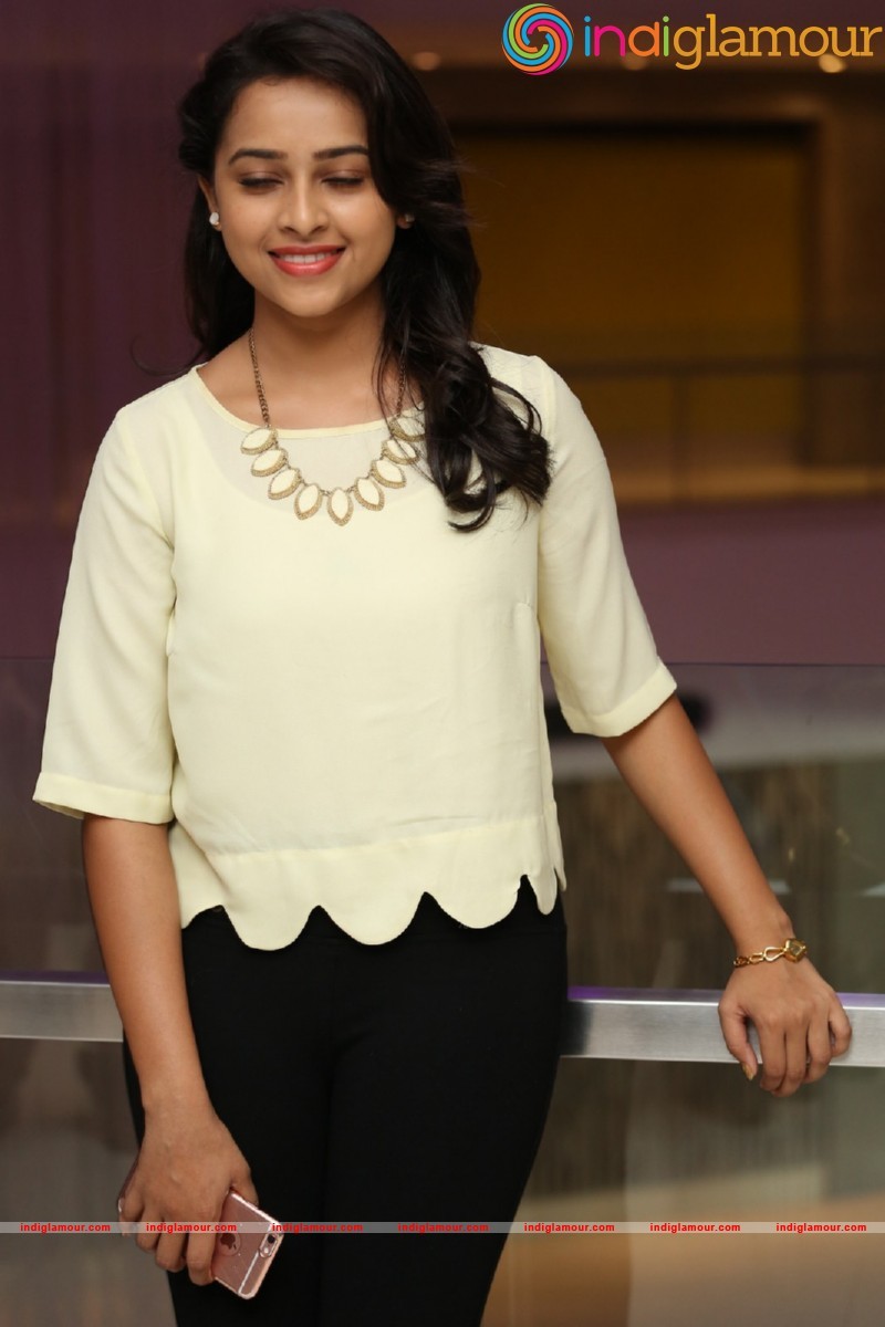 Sri Divya Photos Actress hd photo