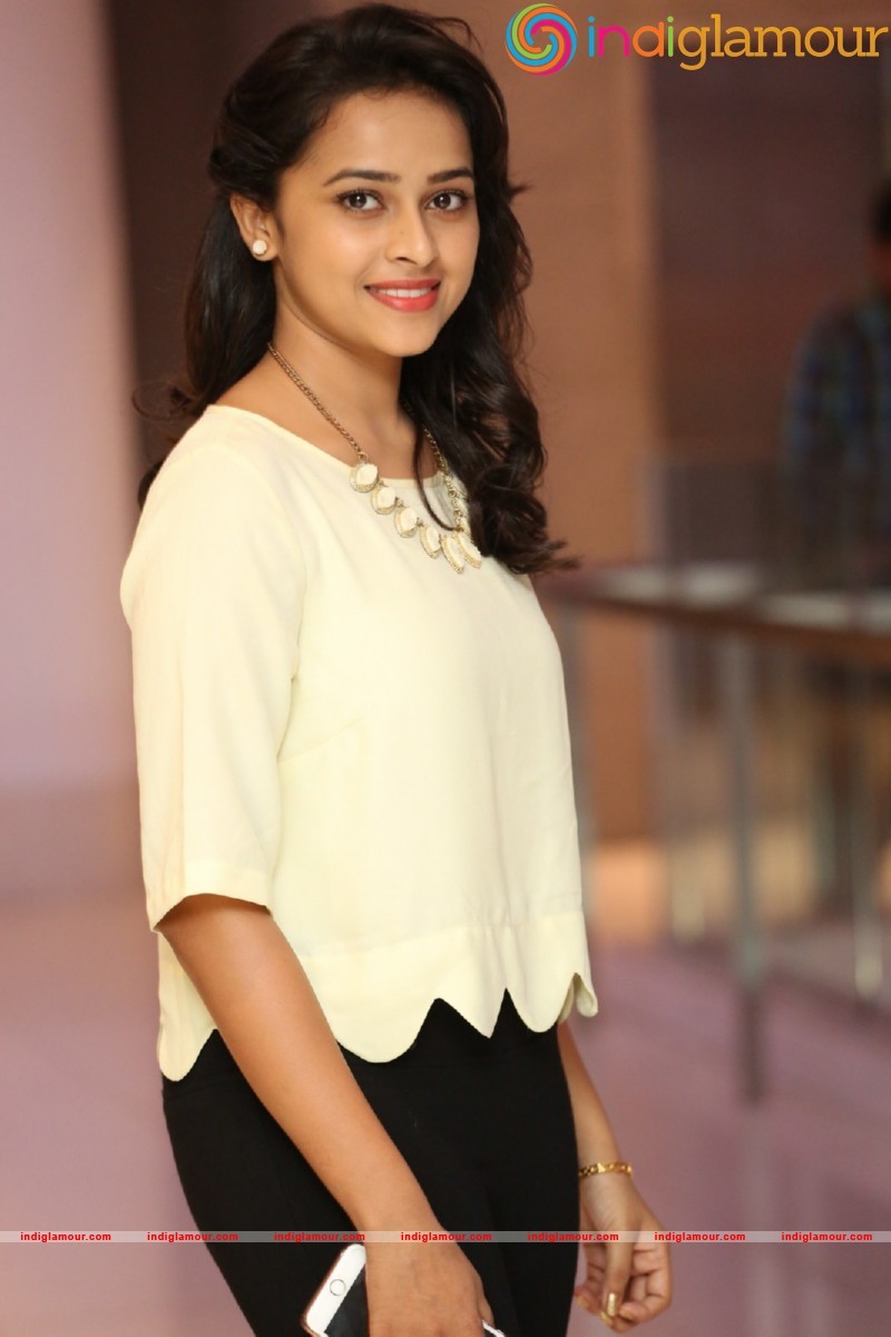 Sri Divya Photos Actress hd photo
