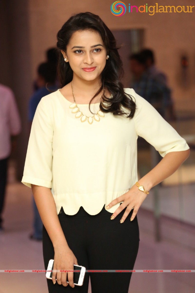 Sri Divya Photos Actress hd photo