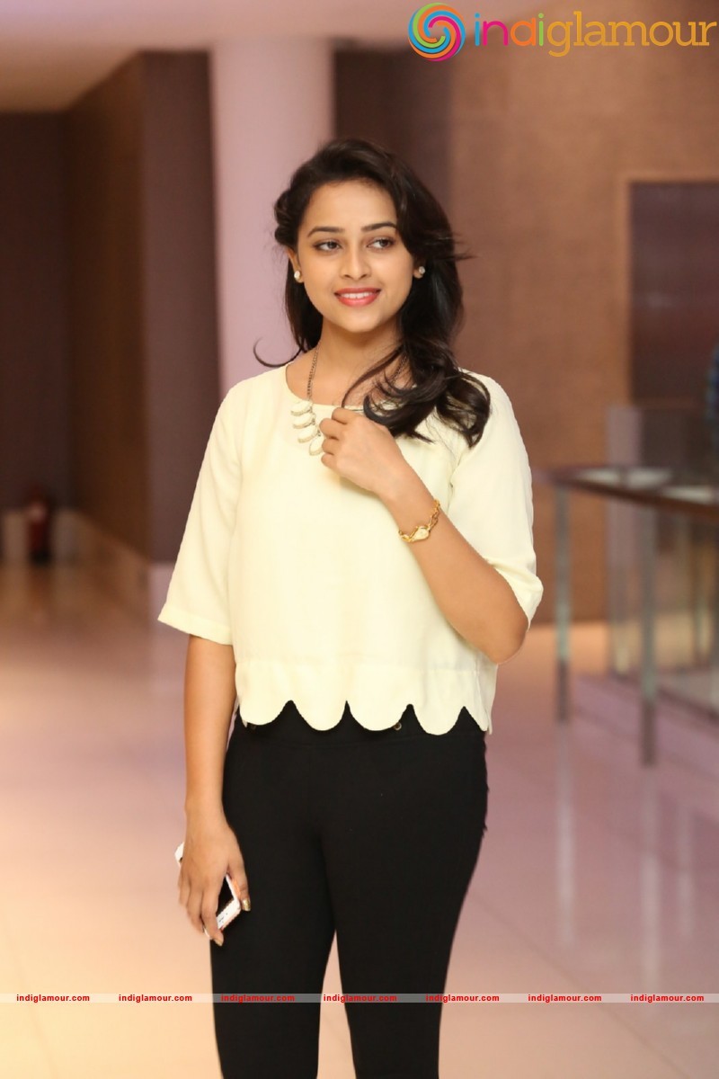 Sri Divya Photos Actress hd photo