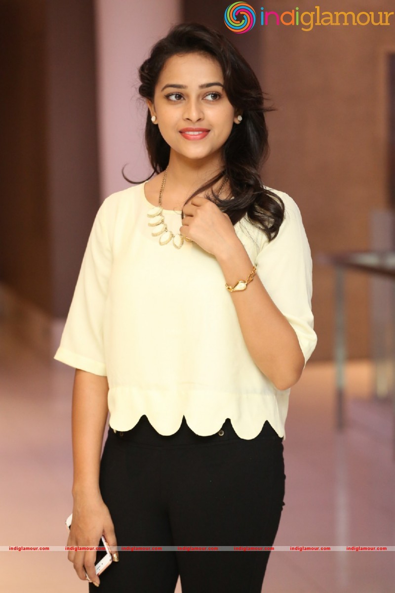 Sri Divya Photos Actress hd photo