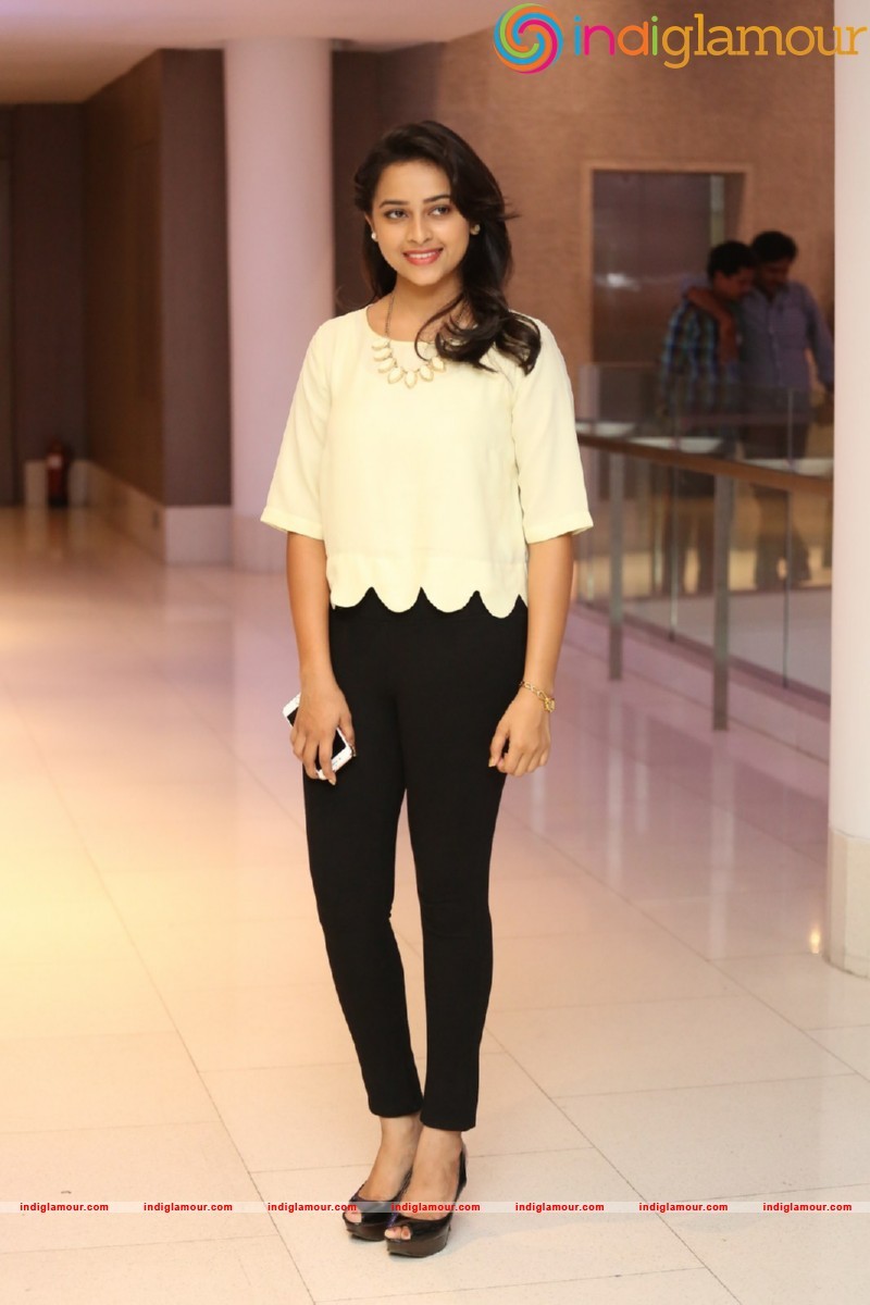 Sri Divya Photos Actress hd photo