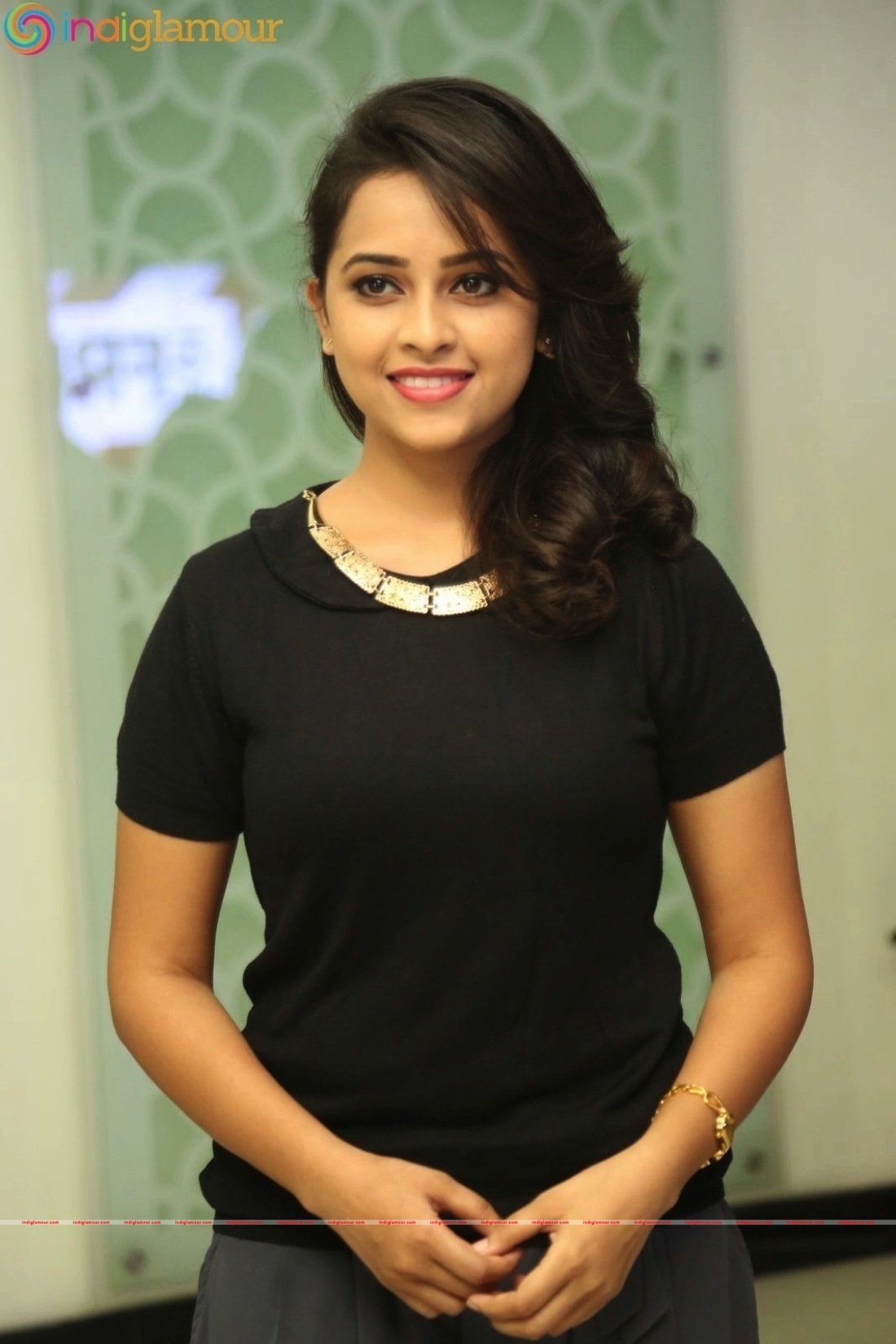 Sri Divya Actress hd photo