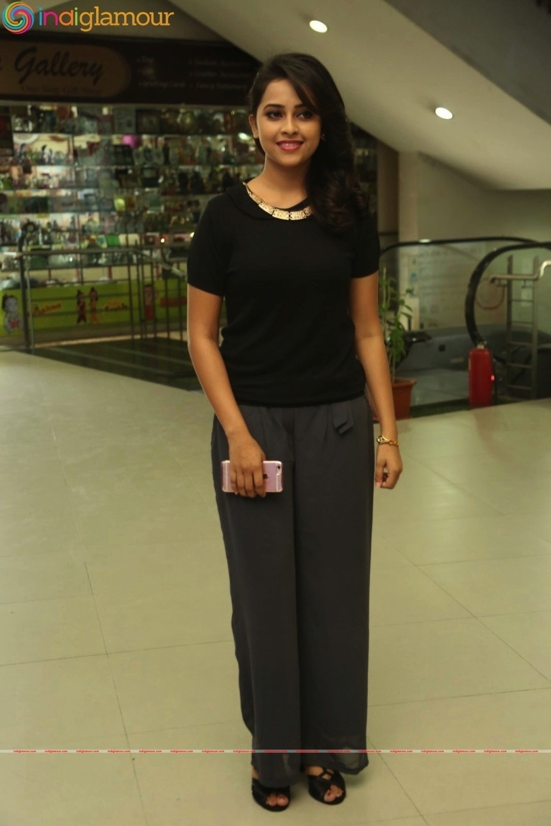 Sri Divya Actress hd photo