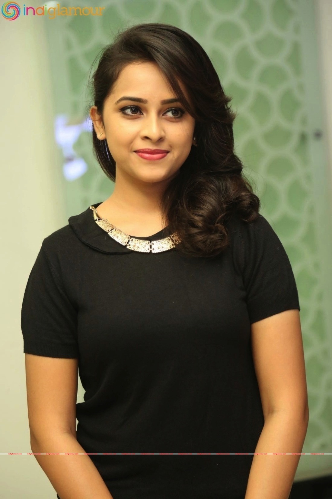 Sri Divya Actress hd photo