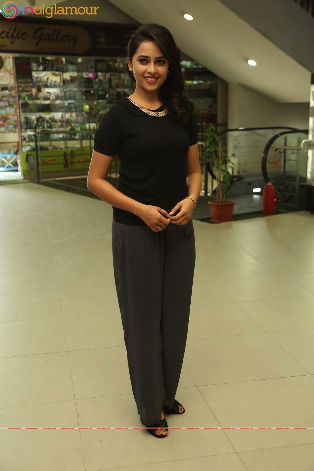 Sri Divya Actress hd photo