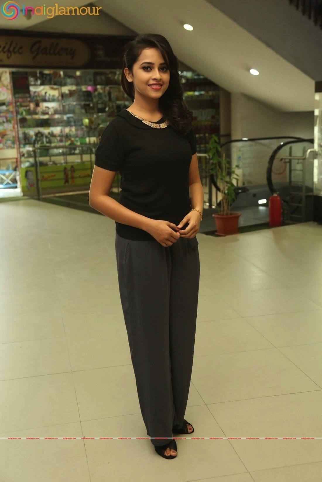 Sri Divya Actress hd photo