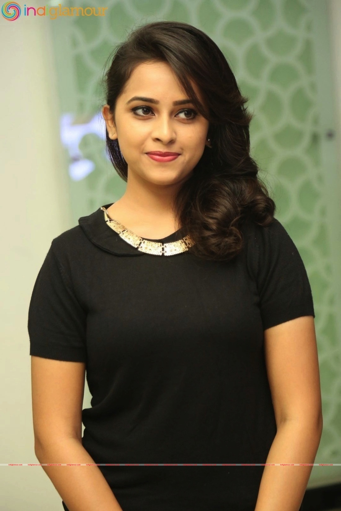 Sri Divya Actress hd photo