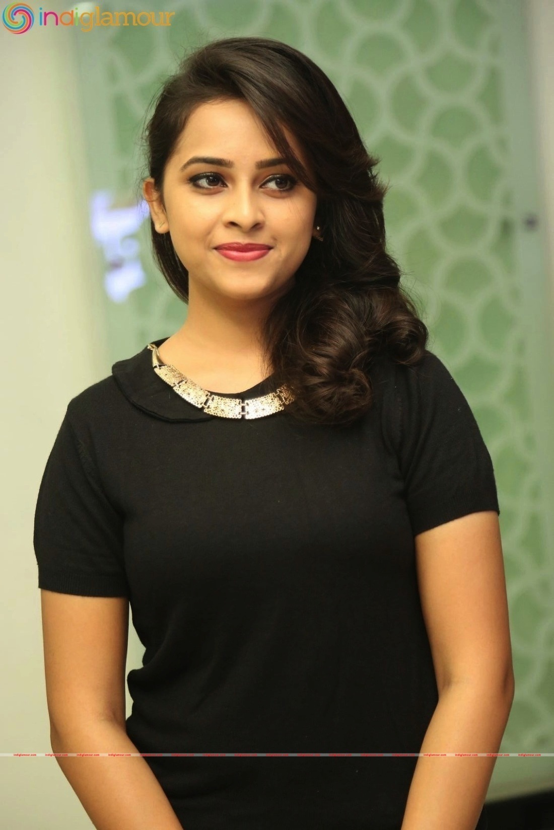 Sri Divya Actress hd photo