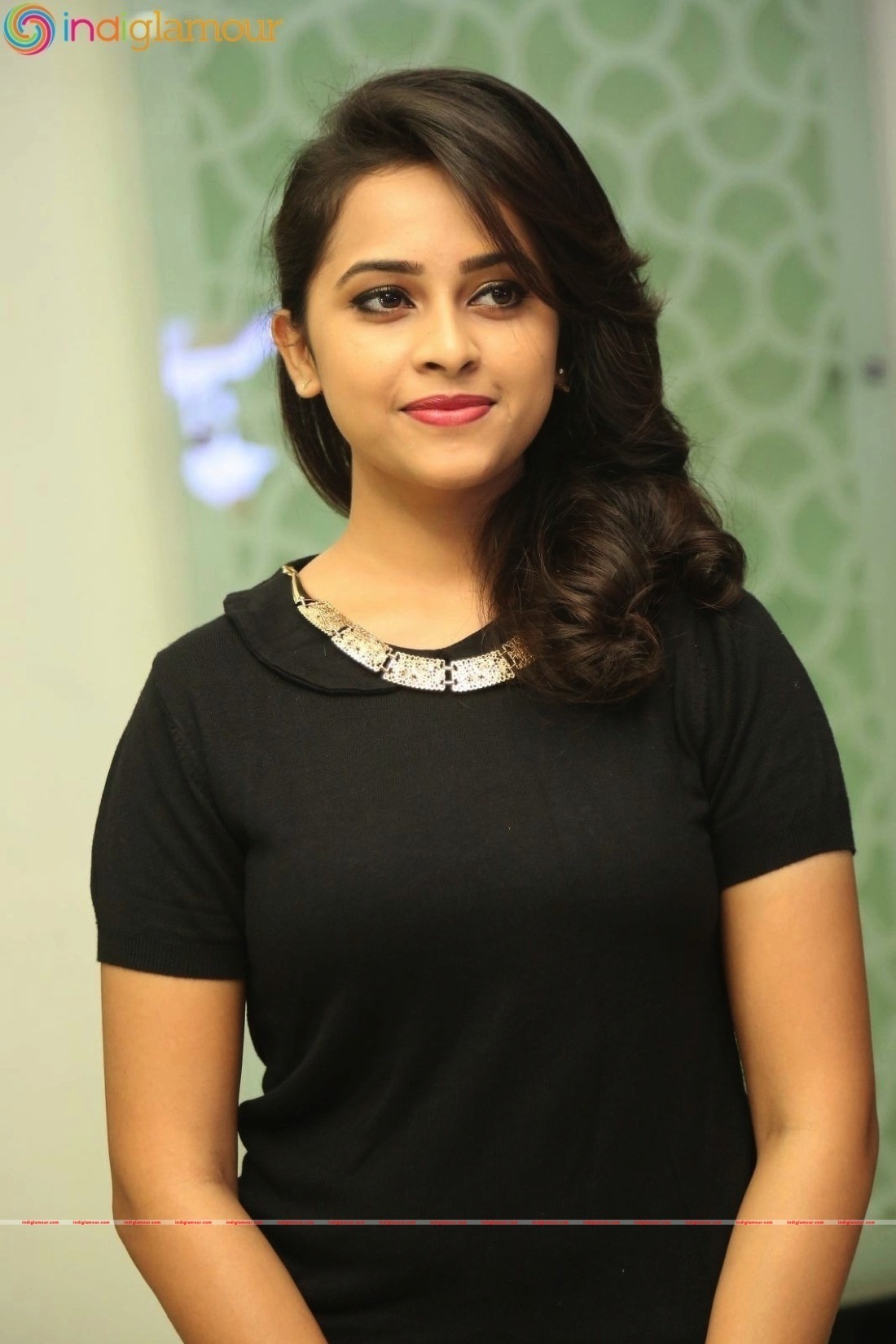 Sri Divya Actress hd photo