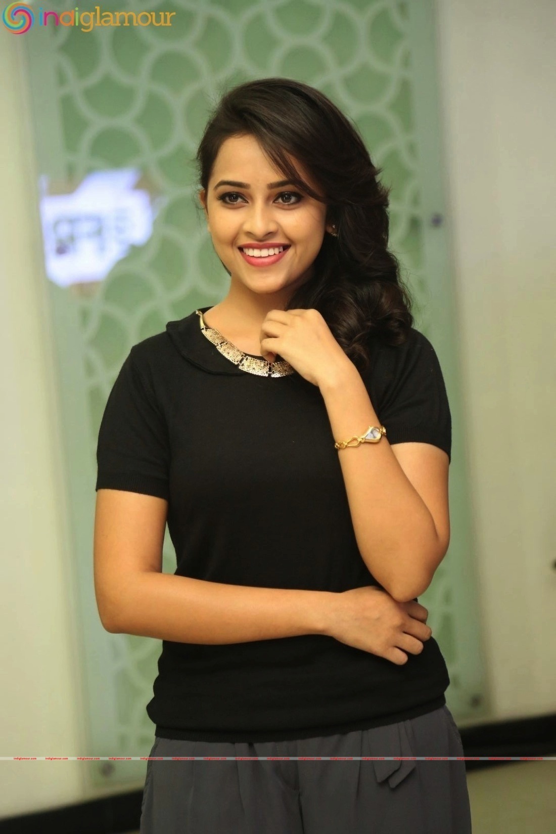 Sri Divya Actress hd photo