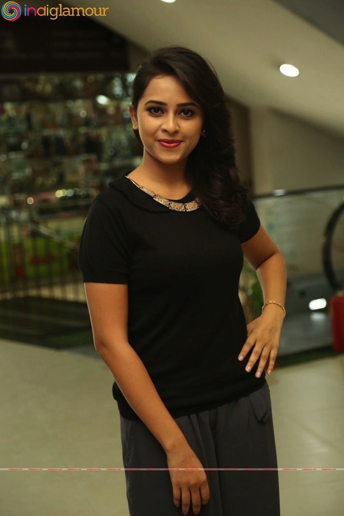 Sri Divya Actress hd photo