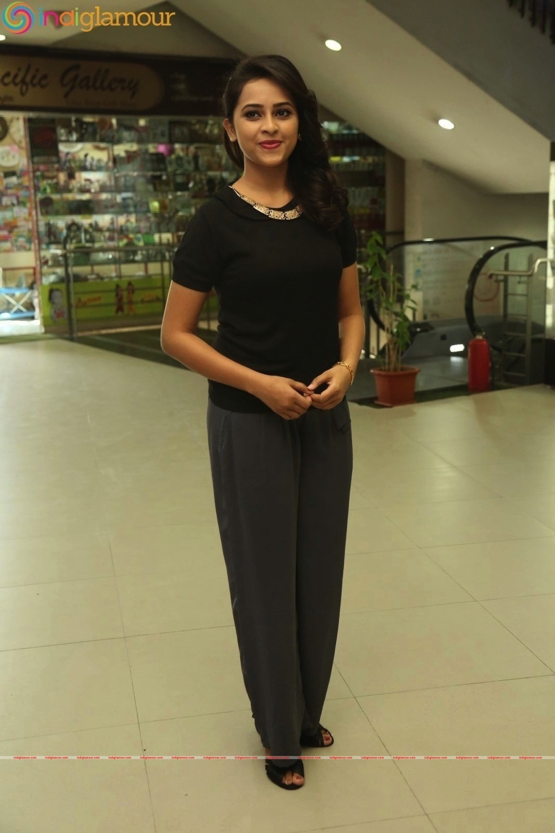 Sri Divya Actress hd photo