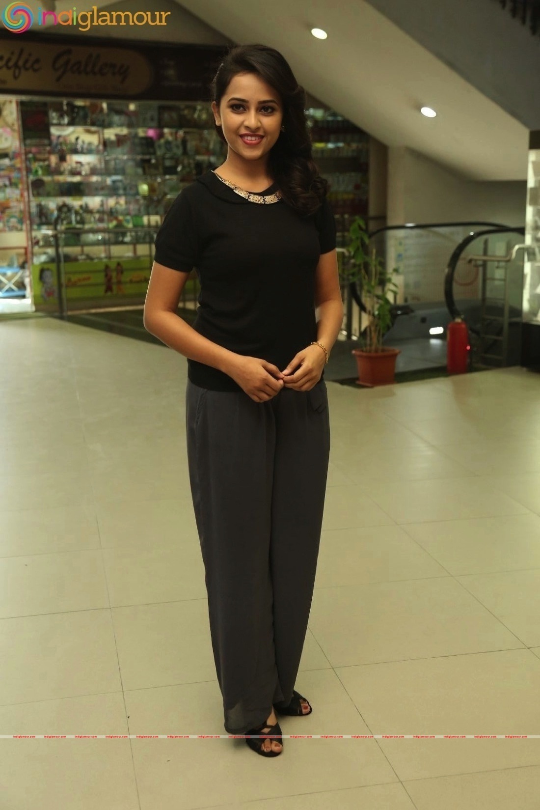 Sri Divya Actress hd photo