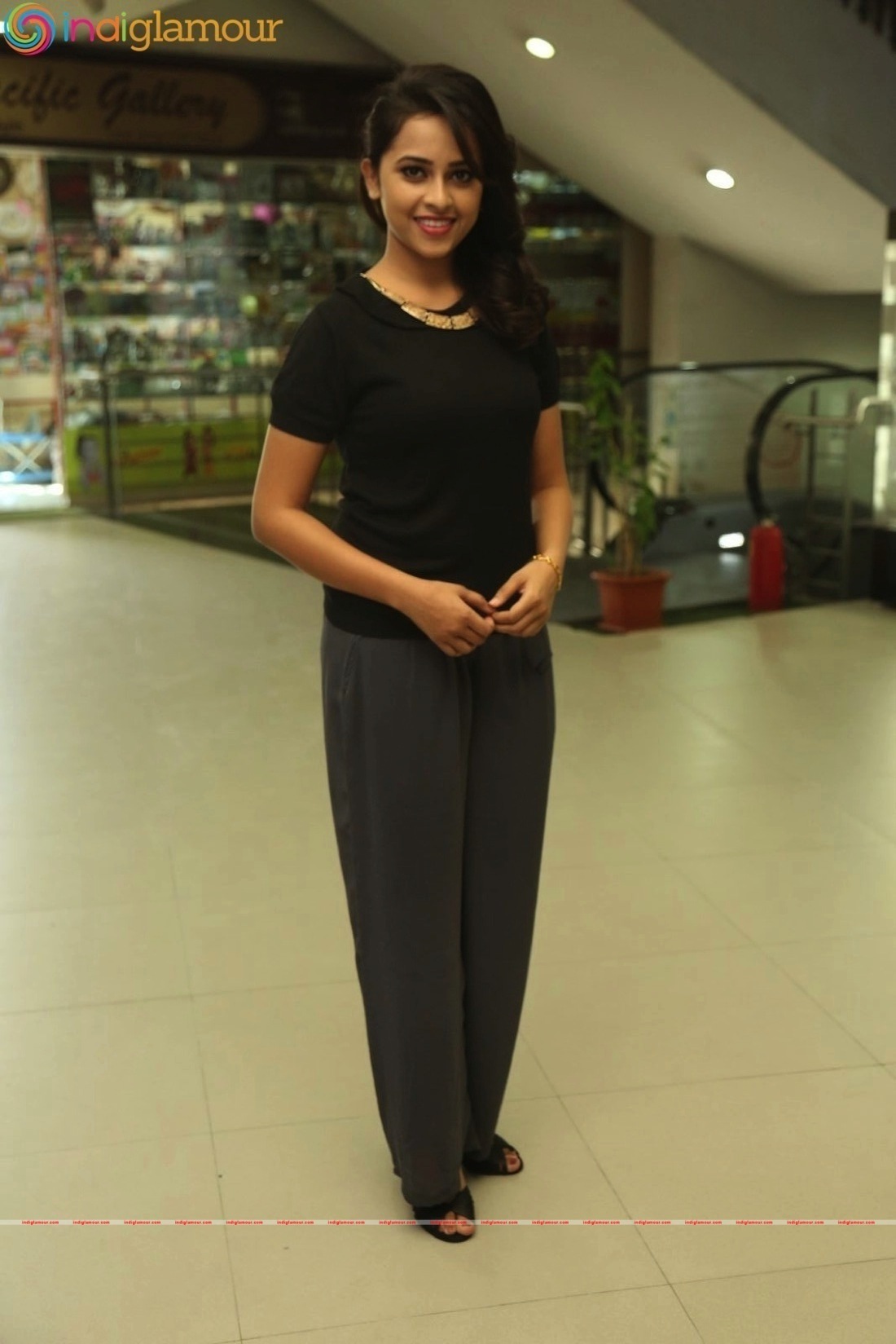 Sri Divya Actress hd photo