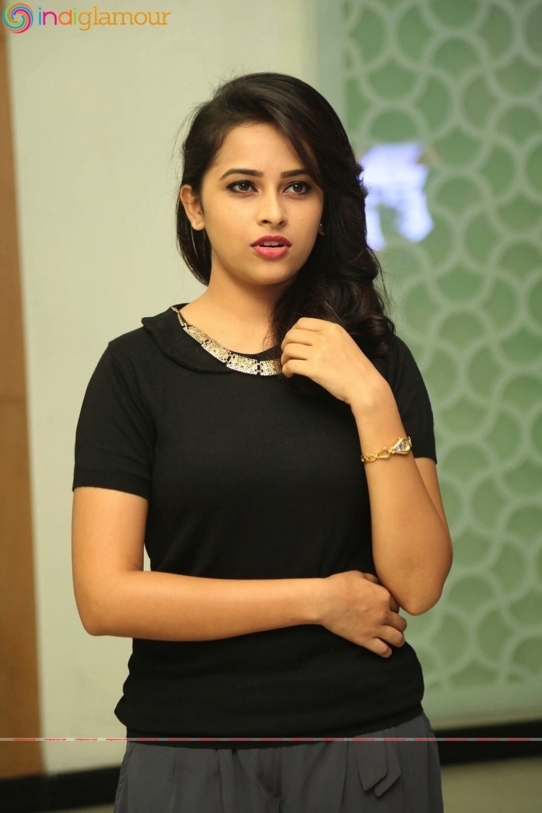 Sri Divya Actress hd photo