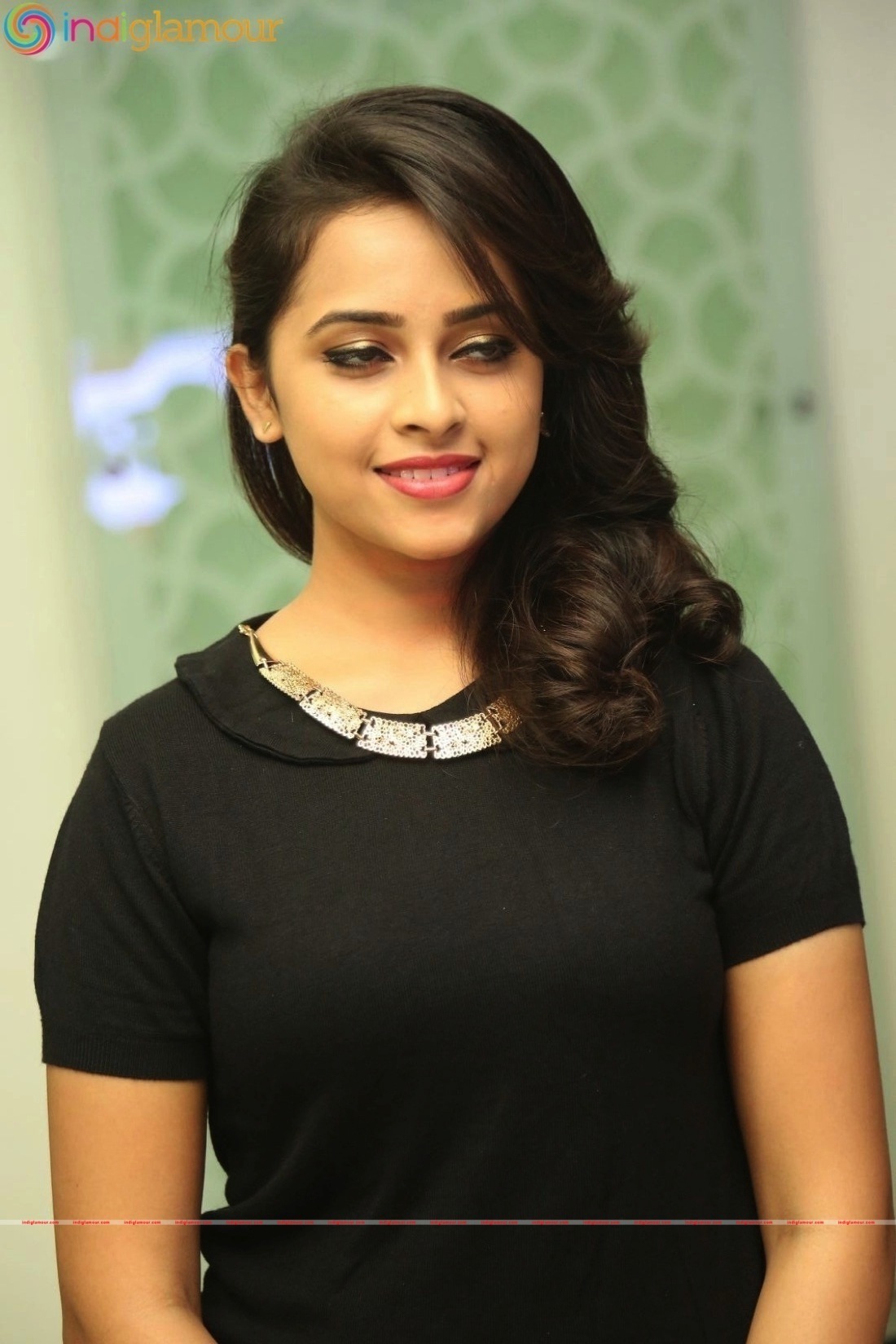 Sri Divya Actress hd photo