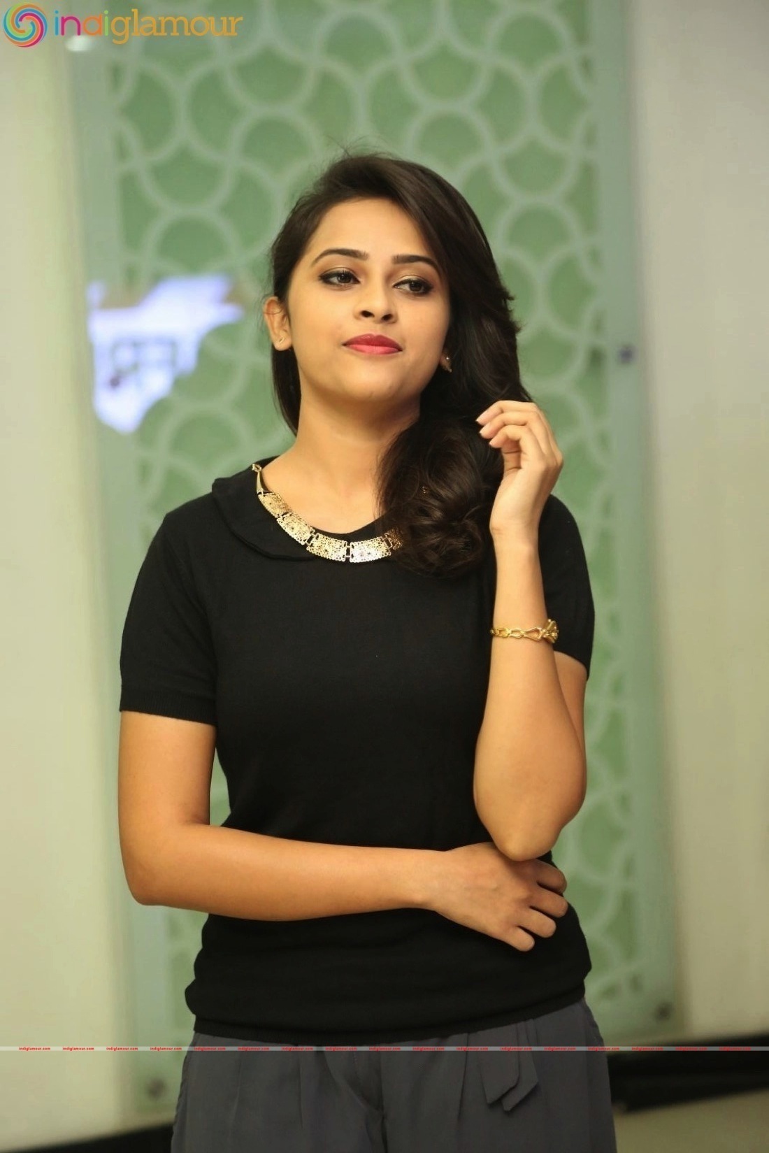 Sri Divya Actress hd photo