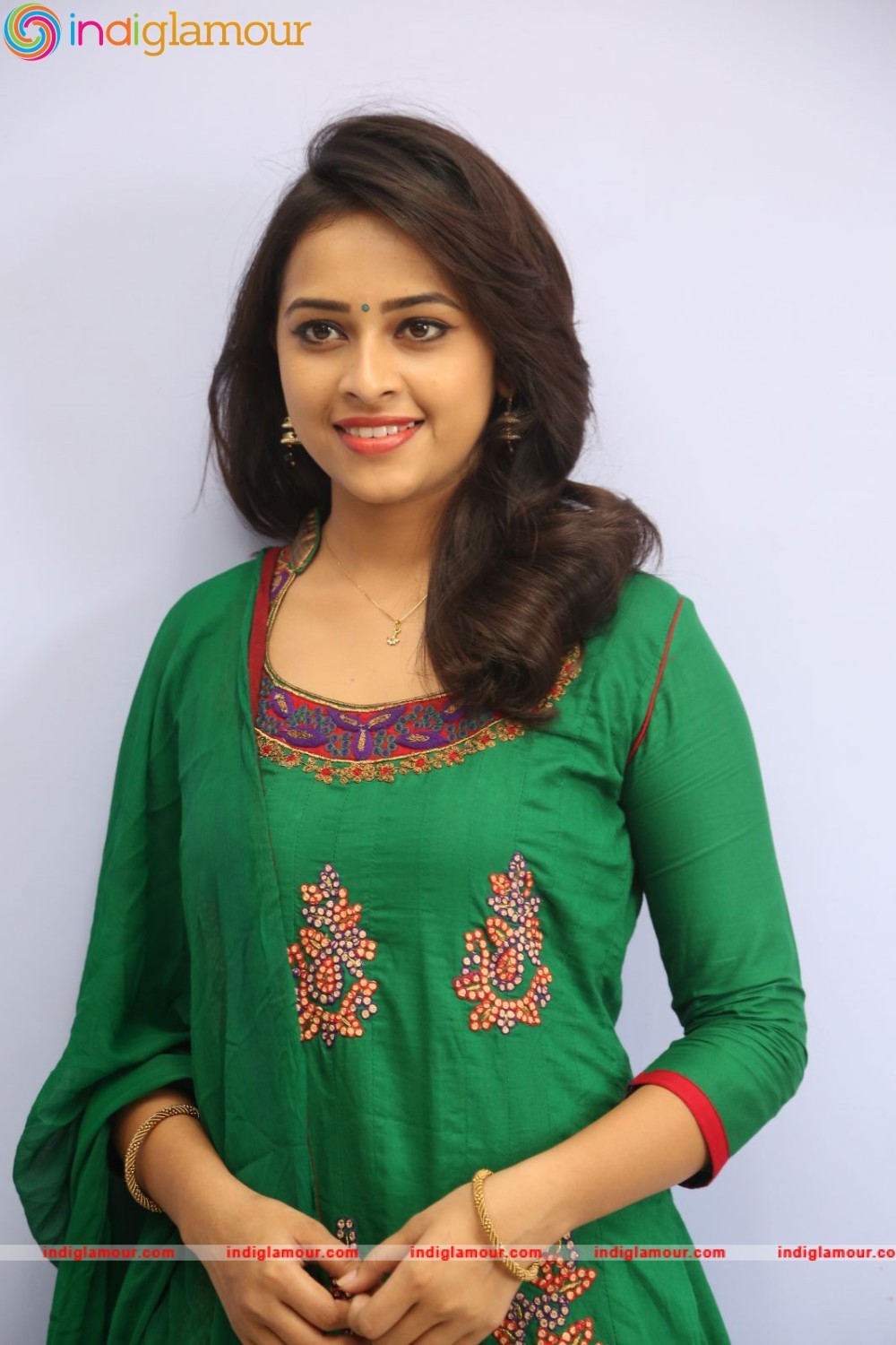 Sri Divya Actress hd photo