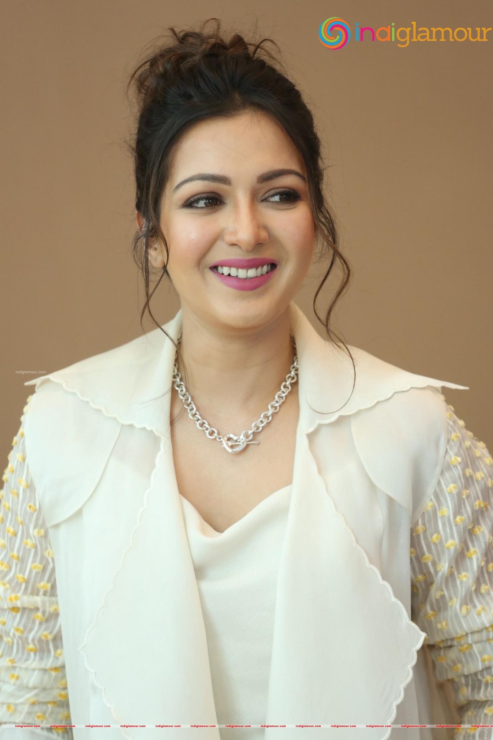 Catherine Tresa Actress hd photo