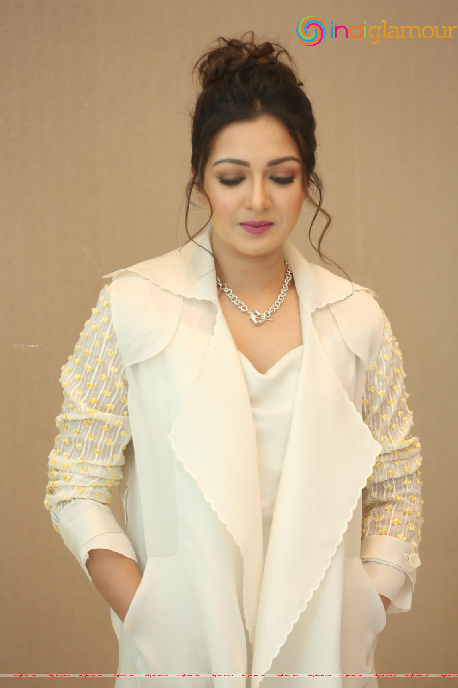 Catherine Tresa Actress hd photo