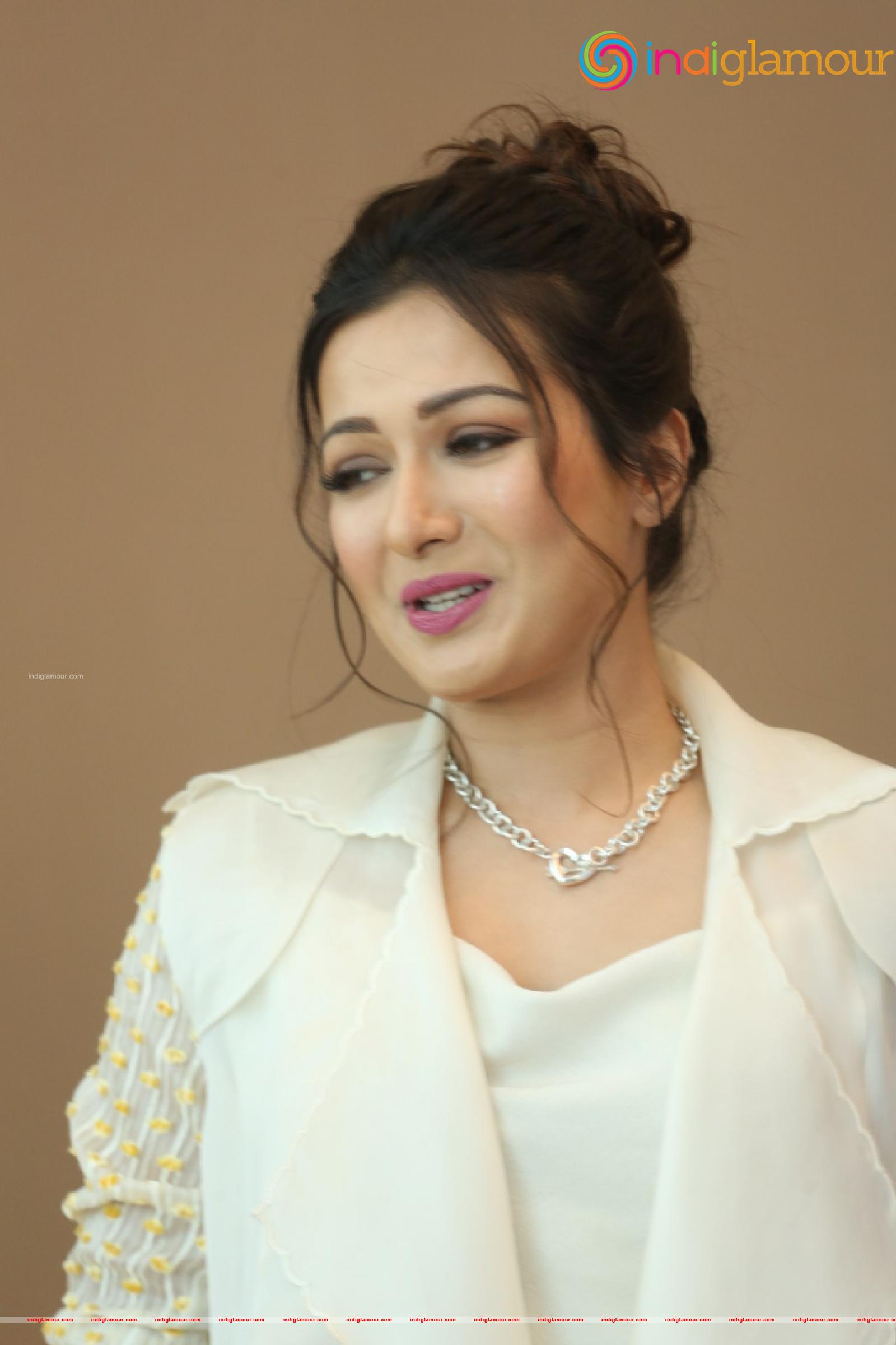 Catherine Tresa Actress hd photo