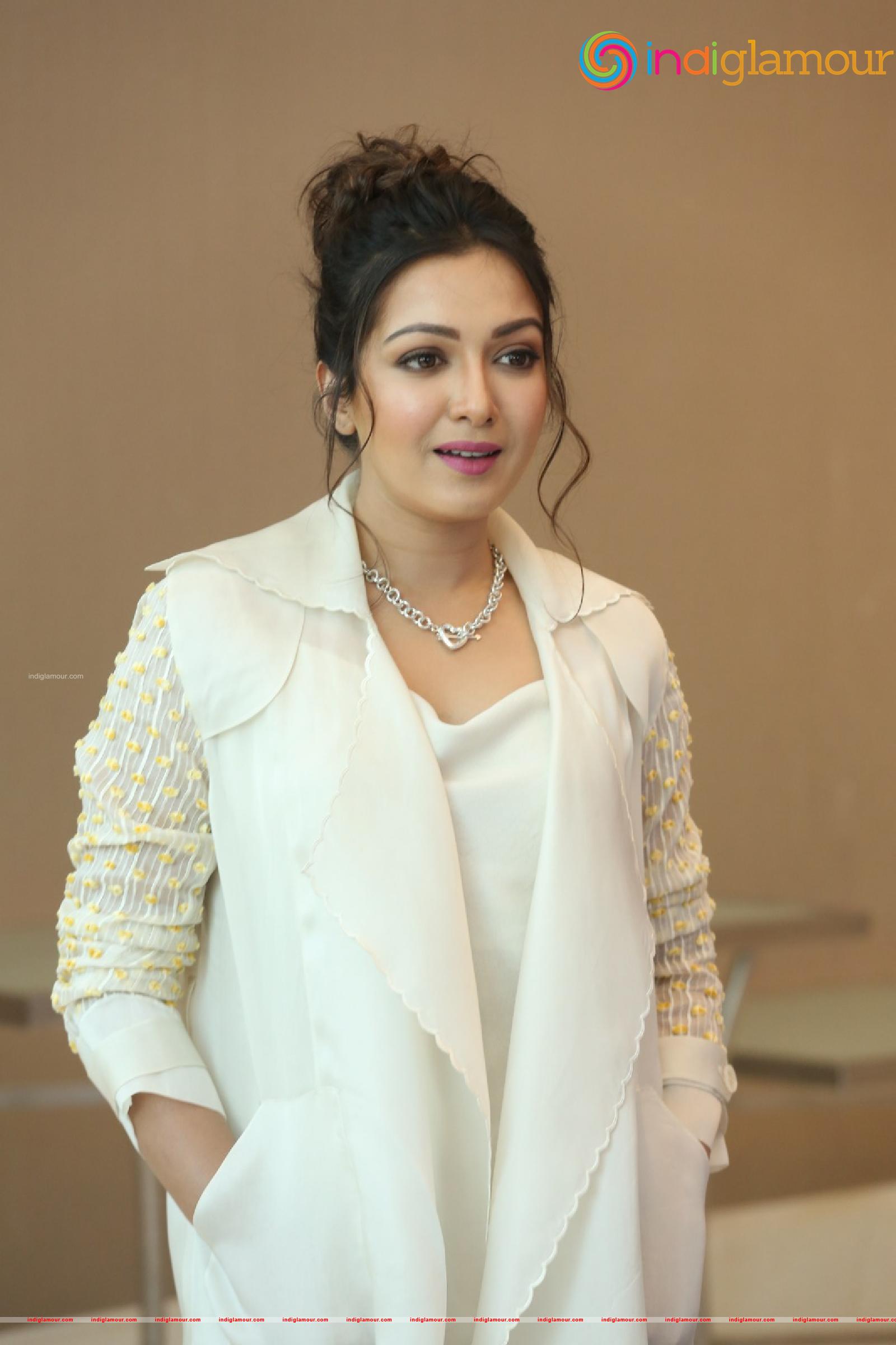 Catherine Tresa Actress hd photo