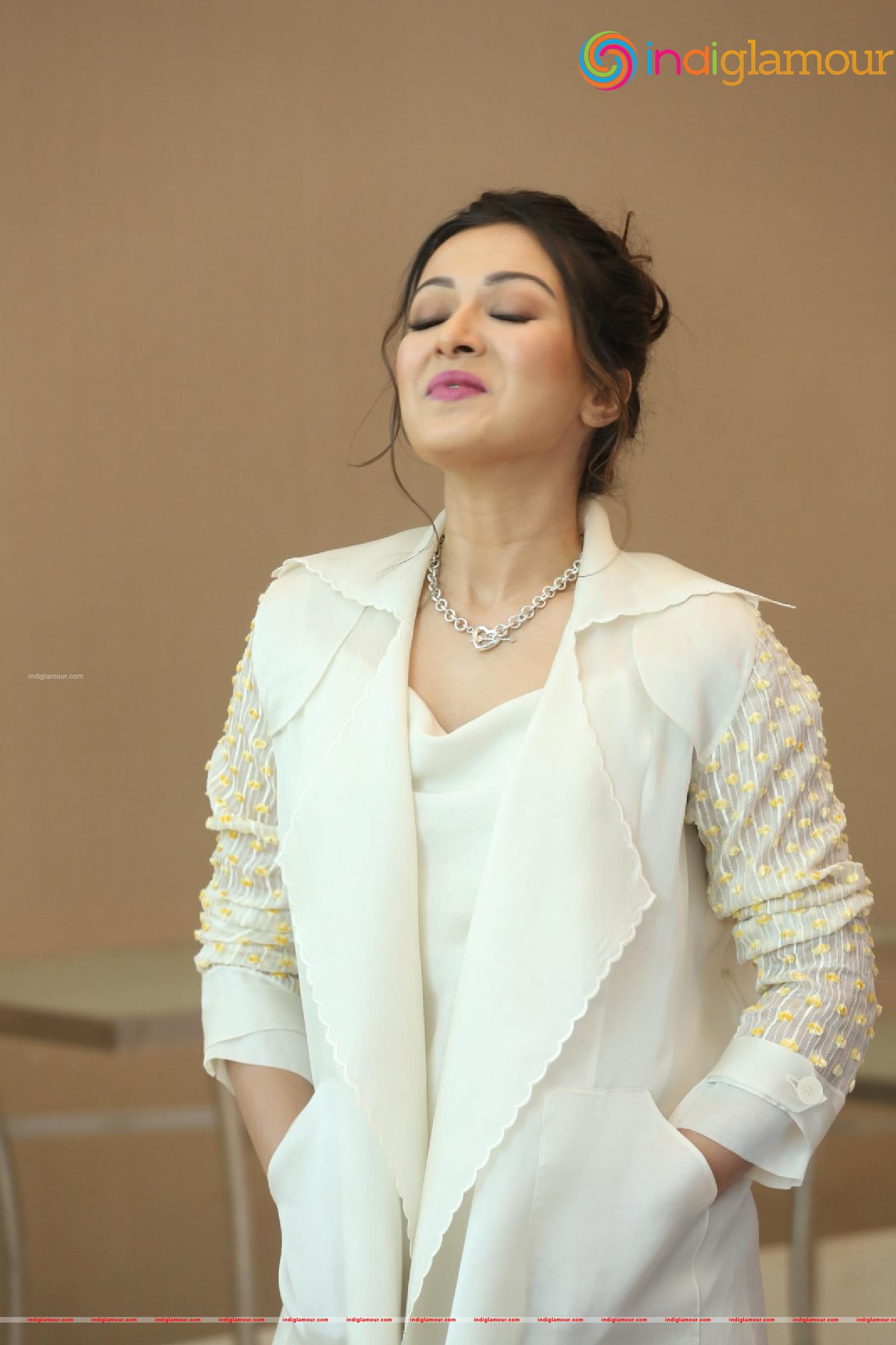 Catherine Tresa Actress hd photo
