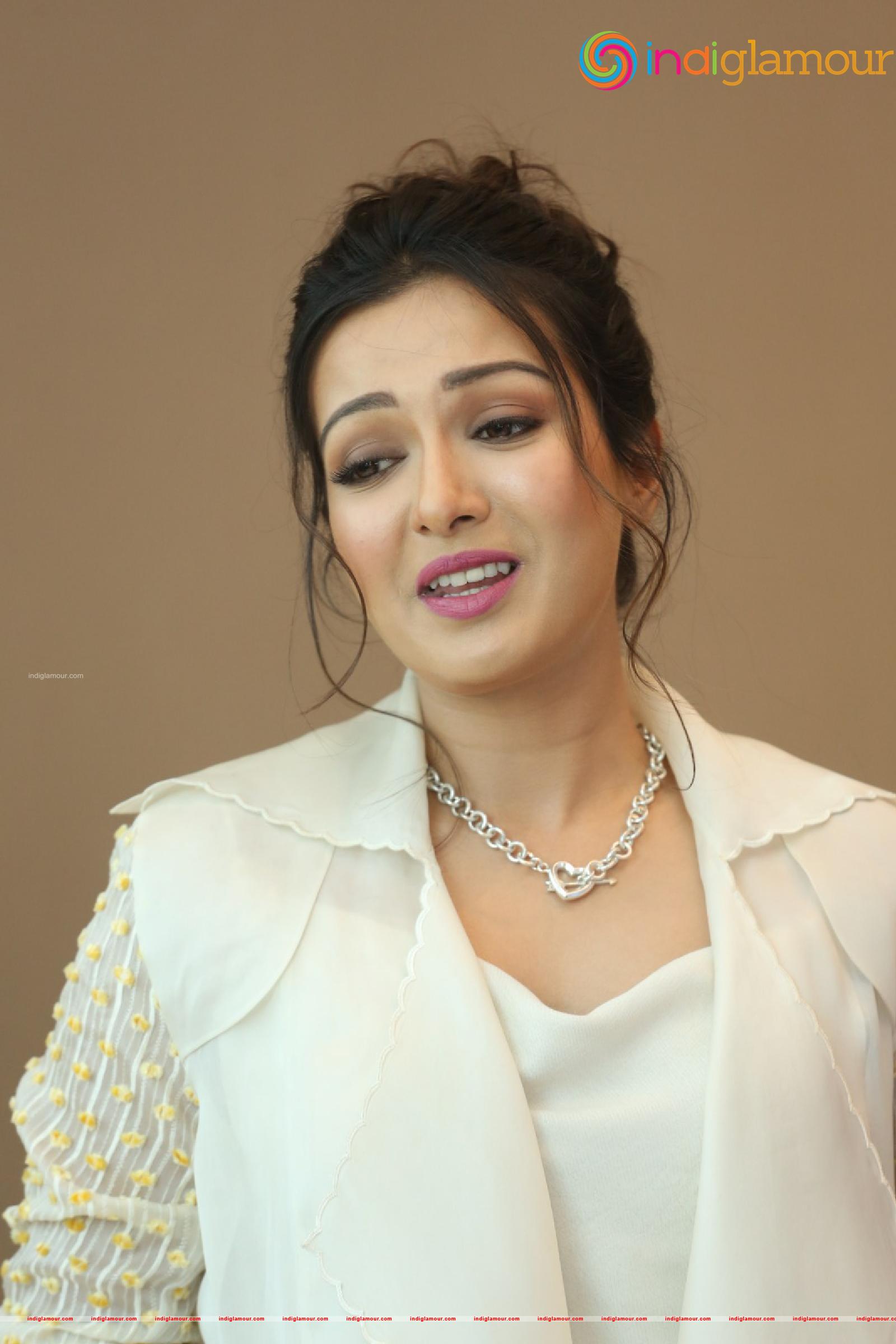 Catherine Tresa Actress hd photo