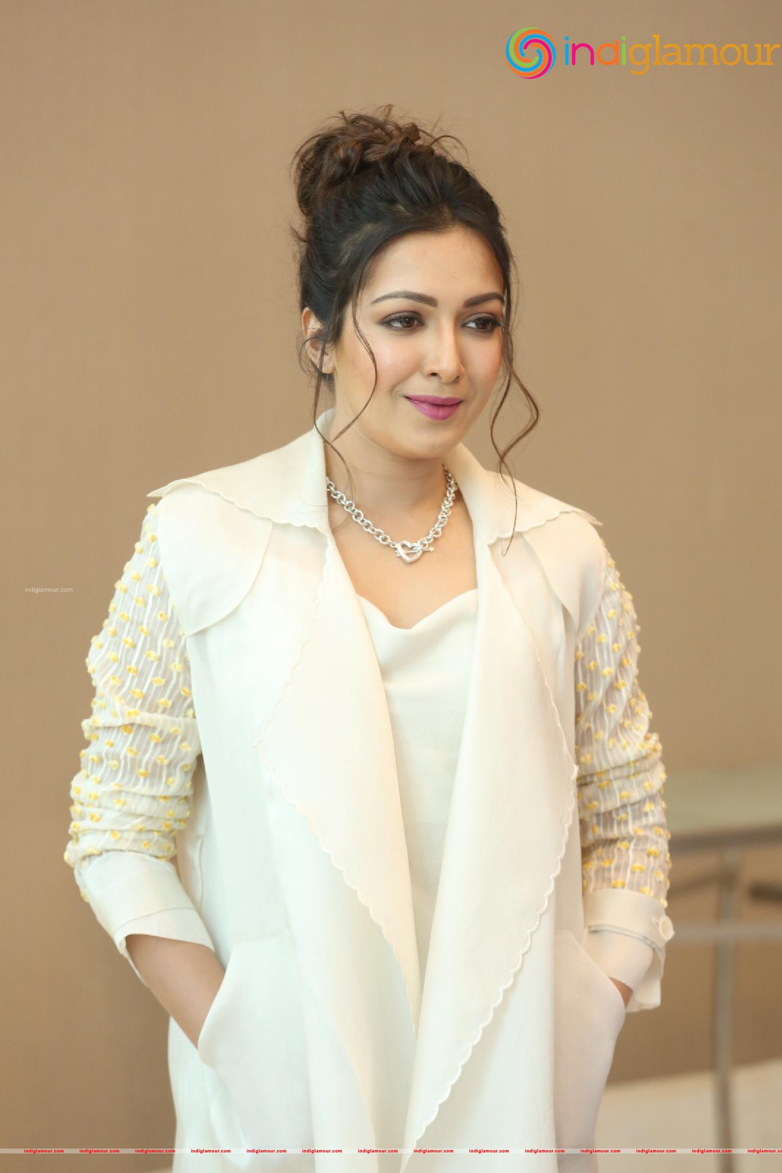 Catherine Tresa Actress hd photo