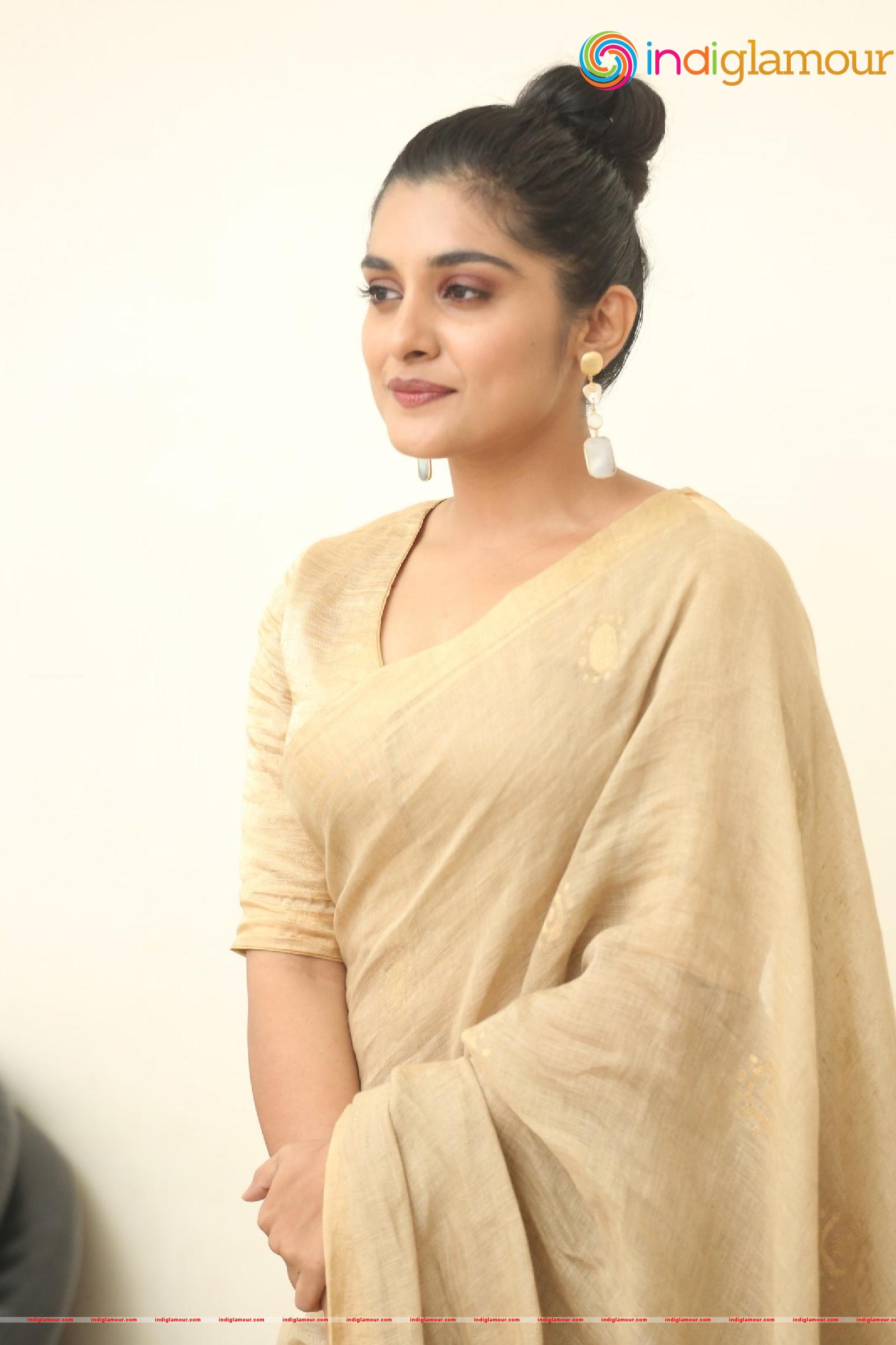 Nivetha Thomas Actress hd photo
