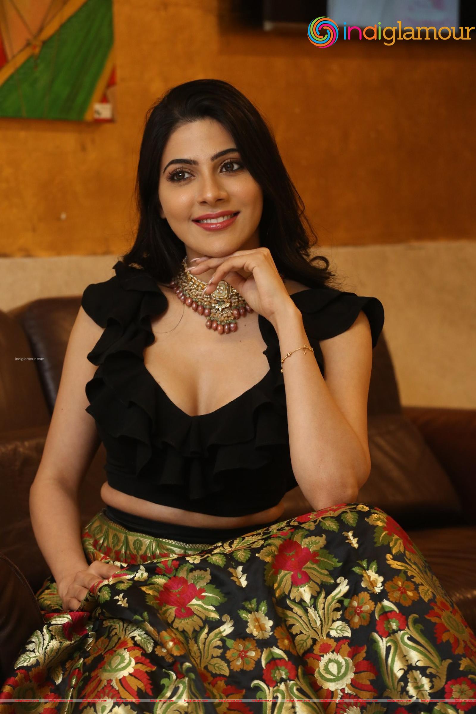Nikki Tamboli Actress hd photo